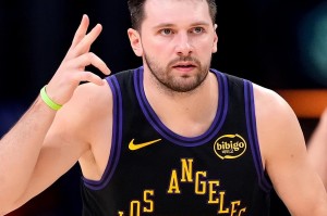 华体会官方网站-42分5板12助0失误！东契奇一战刷爆多项NBA纪录，三分王有悬念了